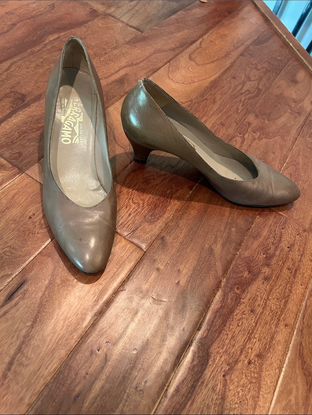Salvatore Ferragamo Vintage Brown Leather Pumps Size 9
